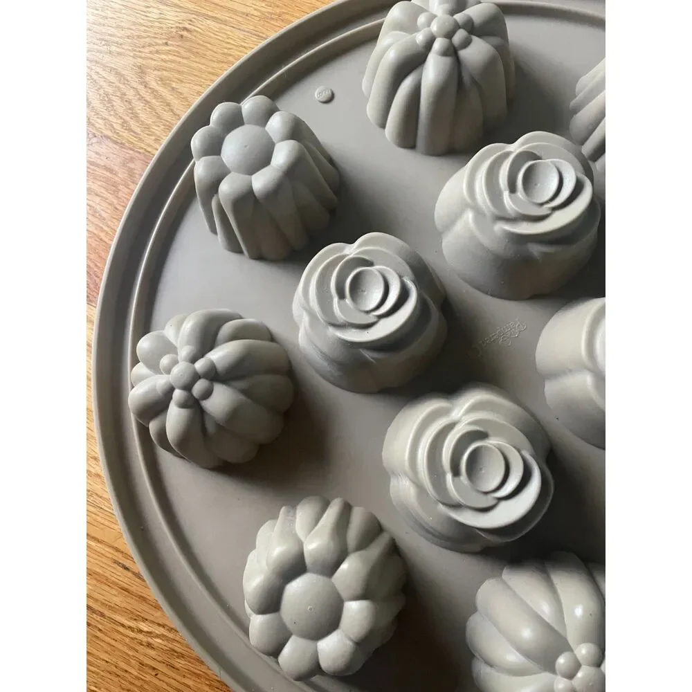 Pampered Chef Silicone Floral Mold 12 Flowers Roses Mini Cake Baking Pan 13.5